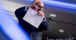 انداختن آب دهان روی برجام + فیلم تف انداختن روی برجام